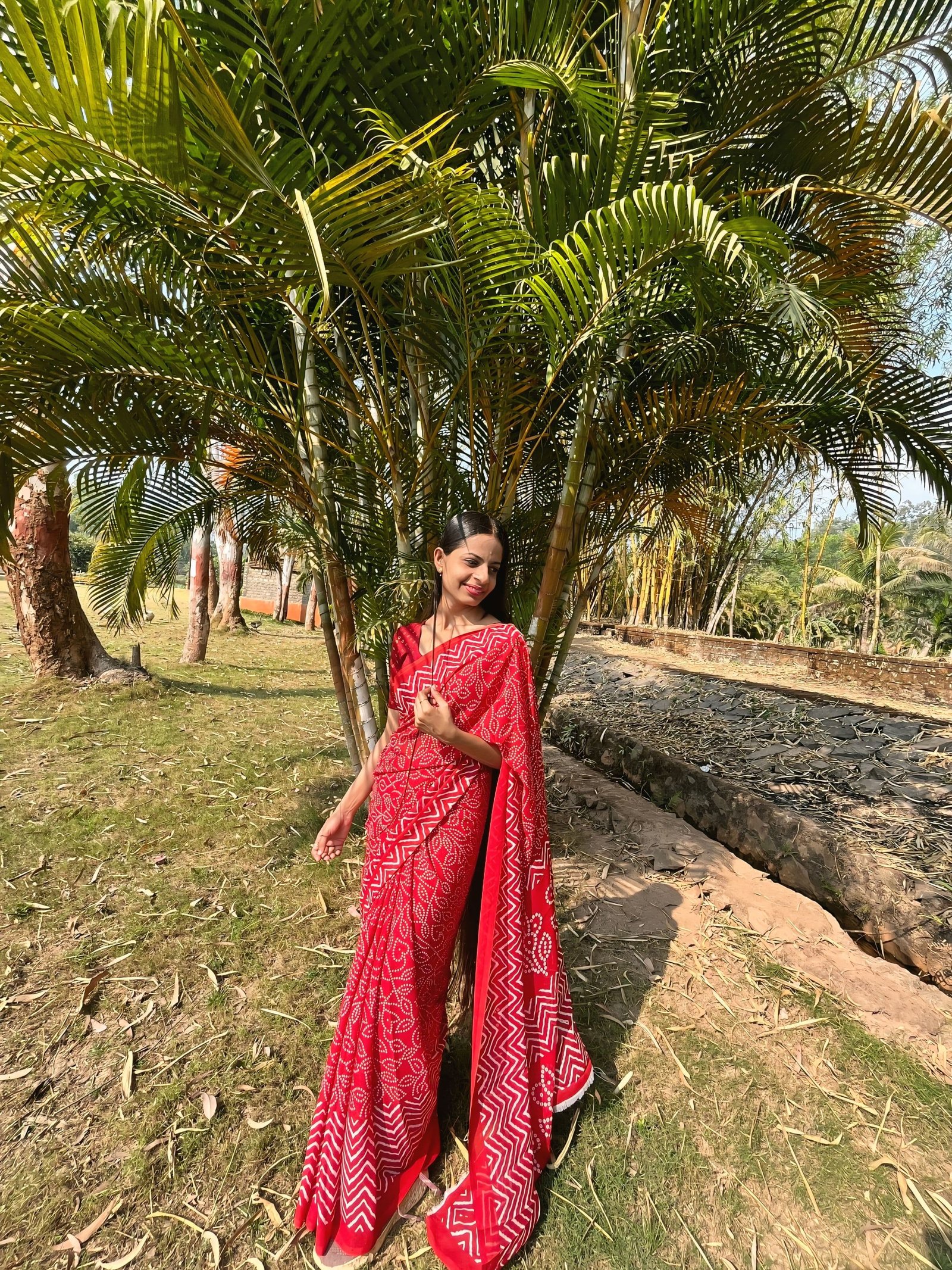 Red Georgette Bandhani Print Saree image 4